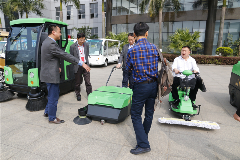 經(jīng)銷商體驗(yàn)電動掃地車DQS10和電動塵推車DQT90